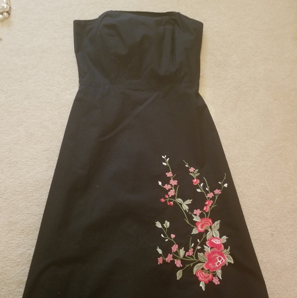 Rw&co Black A Line Dress with embroidered flowers - Picture 2 of 6